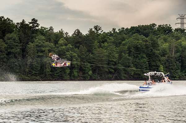 2016-T22_wakeboarding3_lowres